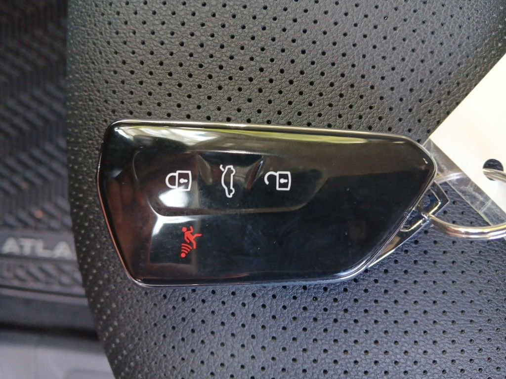 Used 2025 Volkswagen Atlas SE image 28