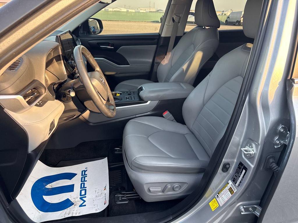 Used 2023 Toyota Highlander XLE AWD/4WD image 11