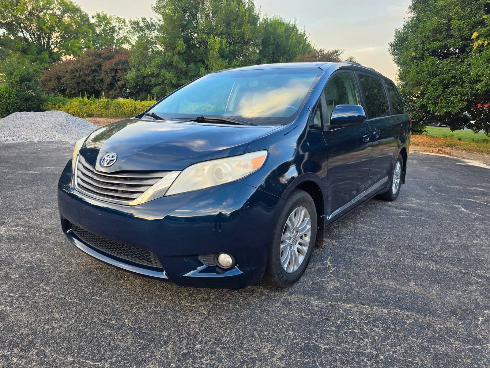 Used 2012 Toyota Sienna XLE FWD image 2
