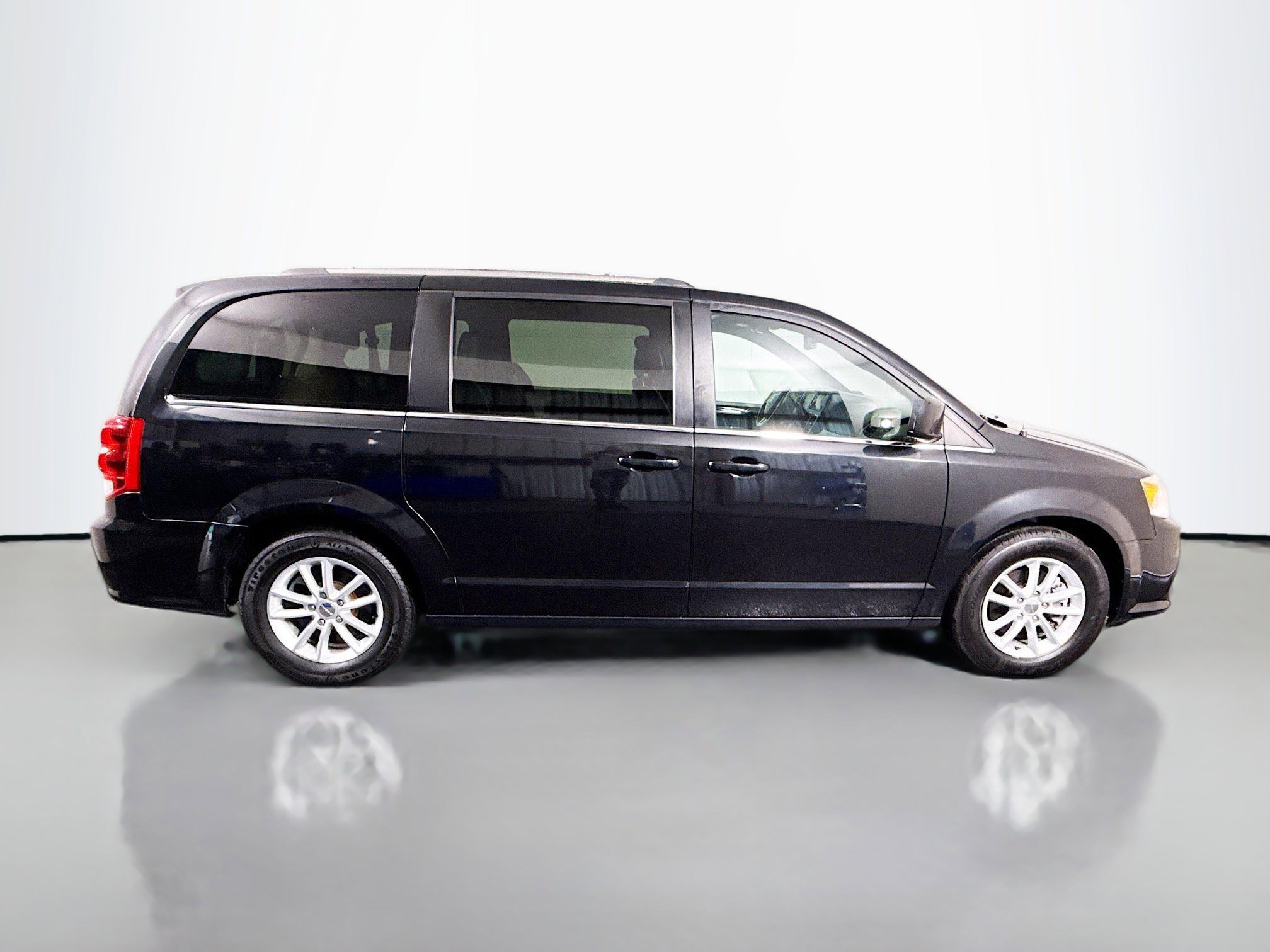 Used 2020 Dodge Grand Caravan SXT image 11