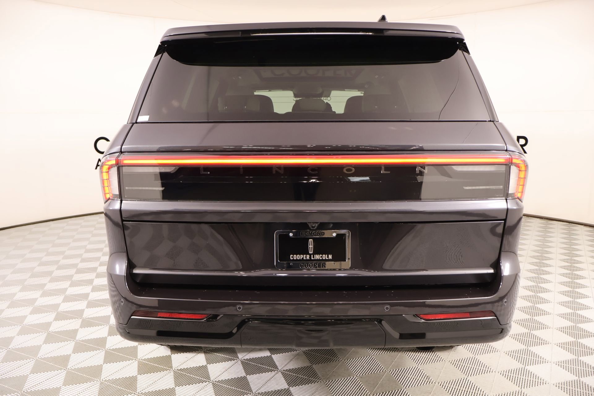 New 2026 Lincoln Navigator Reserve w/ Jet Appearance Package AWD/4WD image 24