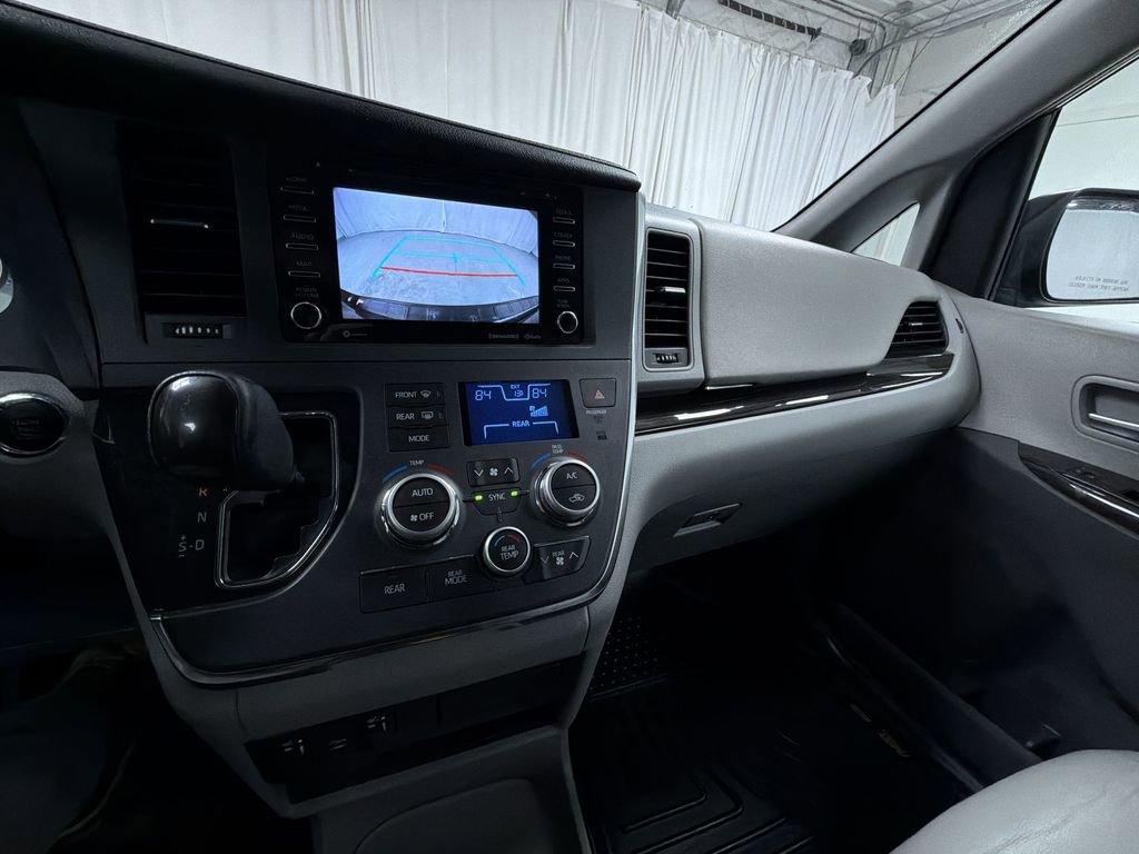 Used 2019 Toyota Sienna XLE FWD image 24