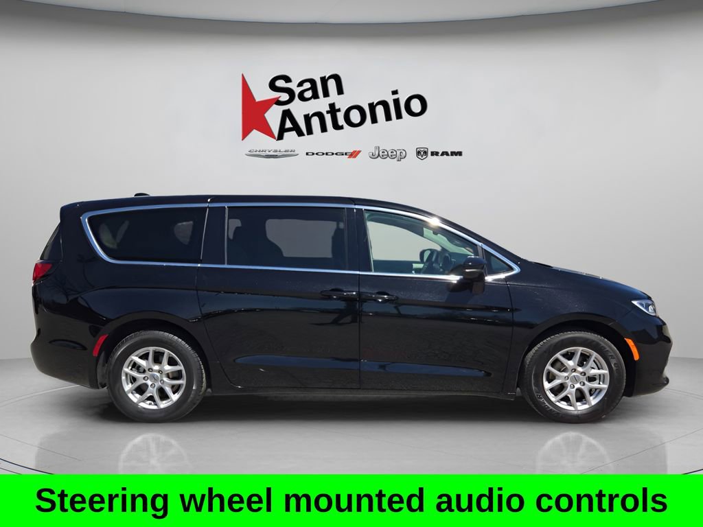 Used 2024 Chrysler Pacifica Touring-L image 9
