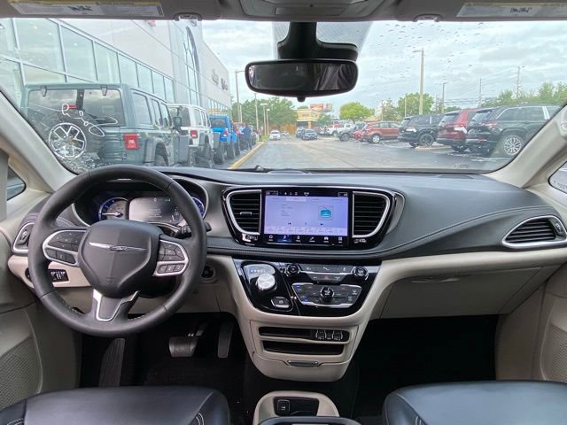 Used 2023 Chrysler Pacifica Touring-L image 16
