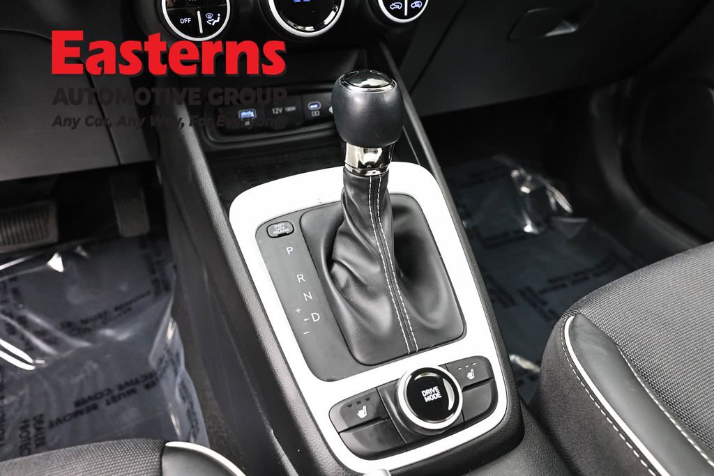 Used 2025 Hyundai Venue Limited FWD image 13