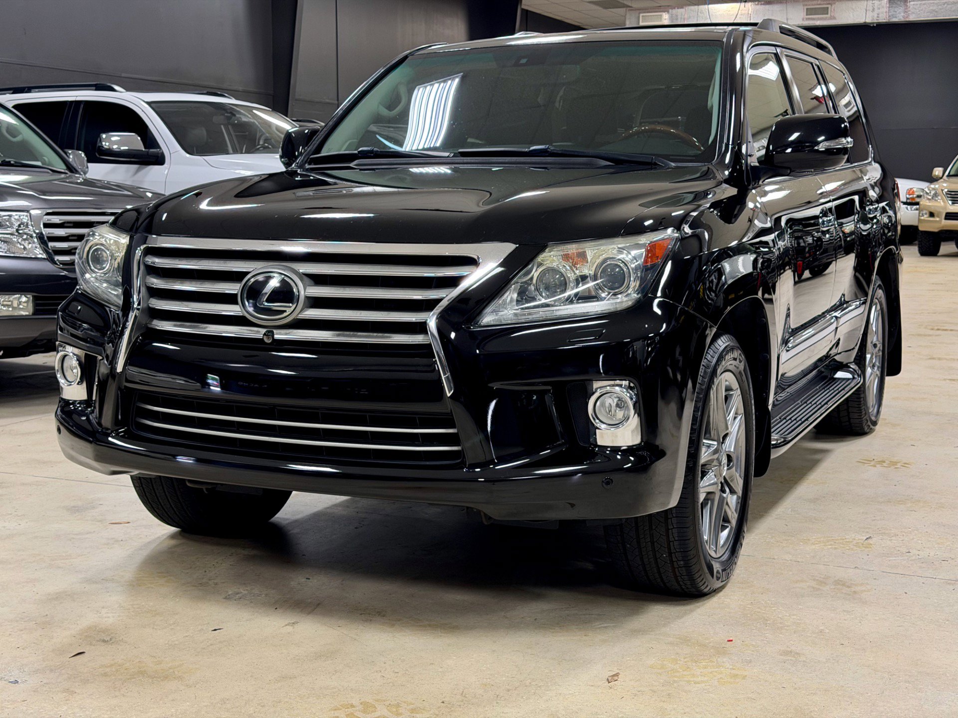Used 2013 Lexus LX 570 4WD w/ Luxury Pkg w/Pre-crash image 2