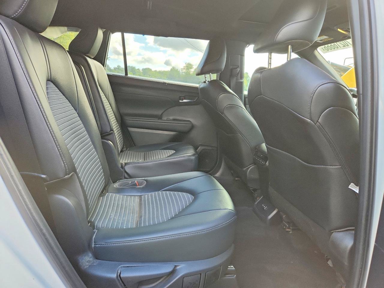 Used 2022 Toyota Highlander XSE FWD image 9