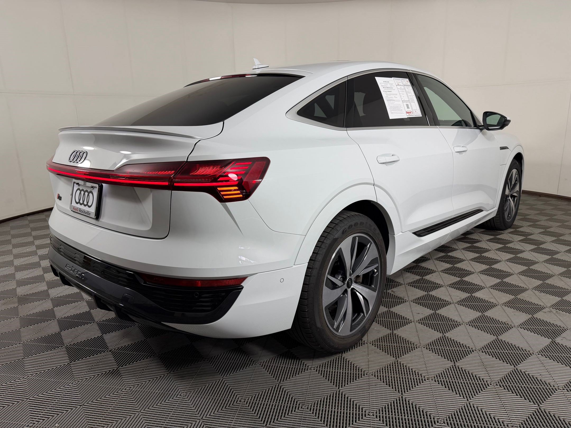 Used 2024 Audi Q8 e-tron Premium Plus w/ Premium Plus Package AWD/4WD image 9