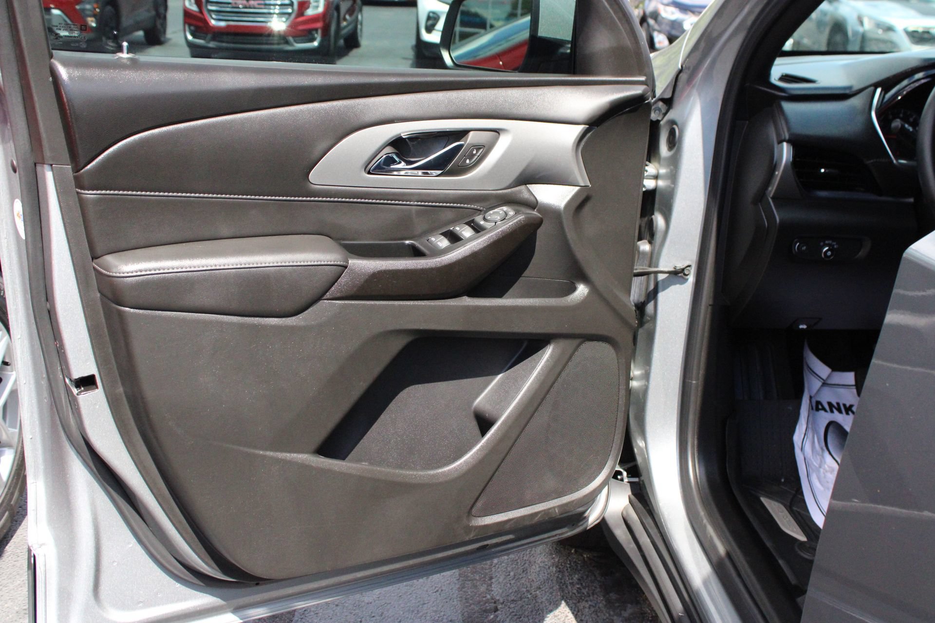 Used 2023 Chevrolet Traverse LT FWD image 12
