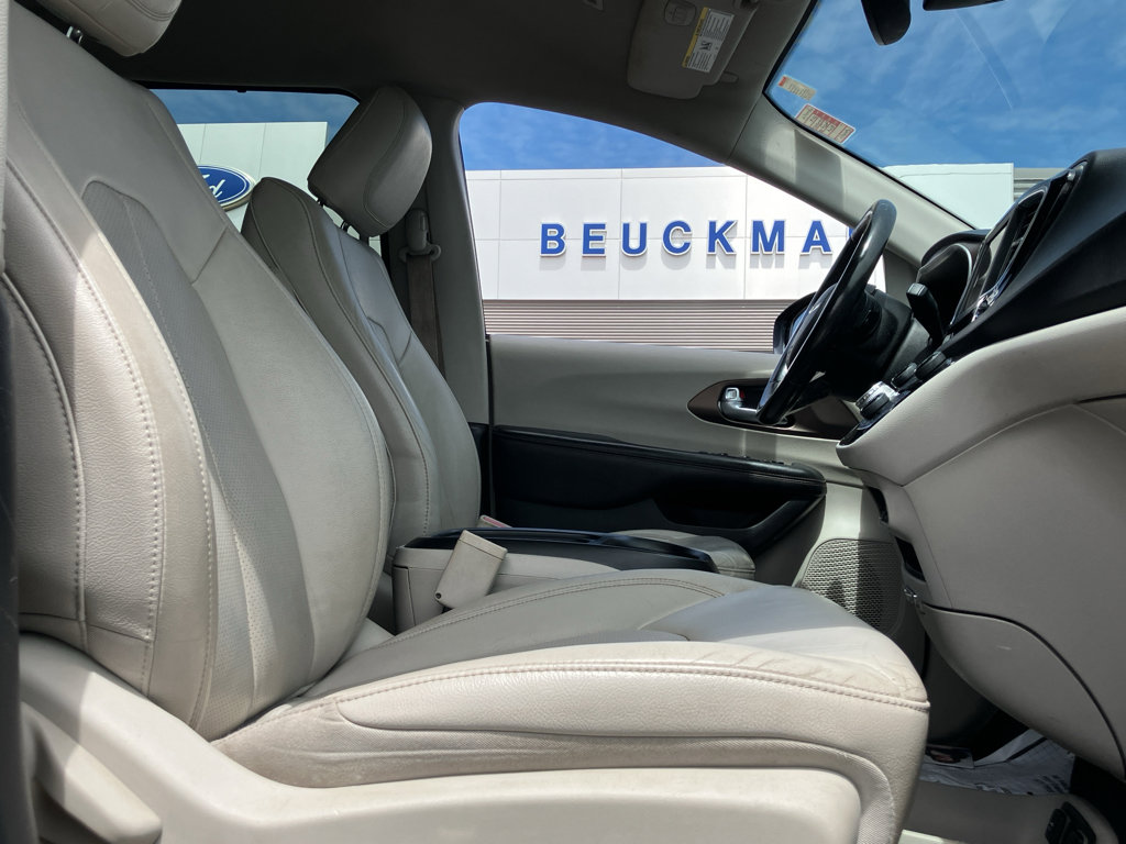 Used 2019 Chrysler Pacifica Touring-L FWD image 35