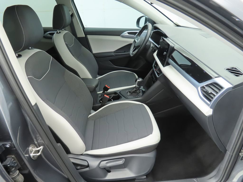 Used 2025 Volkswagen Taos SE w/ Panoramic Sunroof Package FWD image 20