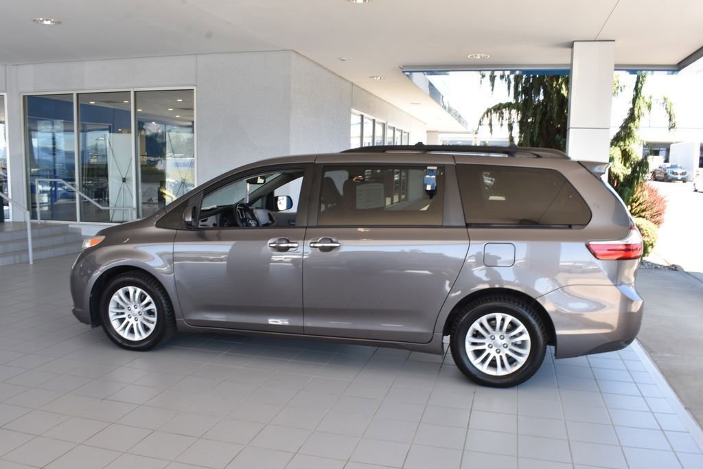 Used 2017 Toyota Sienna XLE w/ XLE Navigation Package FWD image 11
