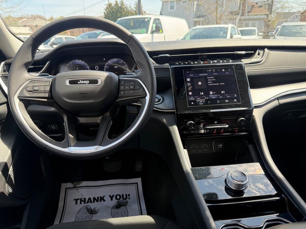 Used 2023 Jeep Grand Cherokee Laredo AWD/4WD image 23