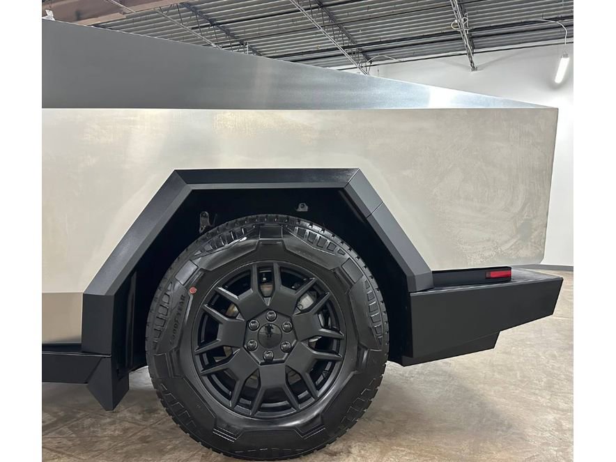 Used 2024 Tesla Cybertruck AWD Crew Cab image 10
