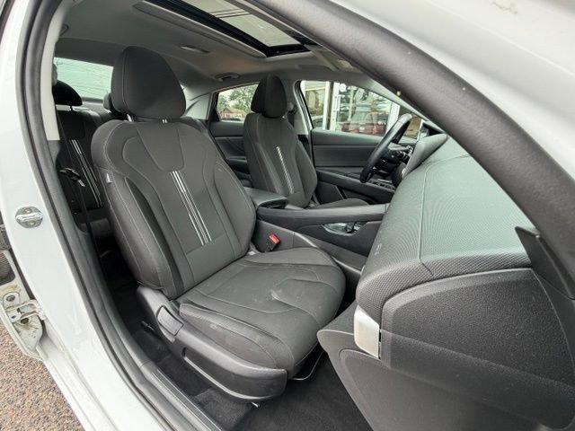 Used 2022 Hyundai Elantra SEL w/ Convenience + Premium Package FWD image 12