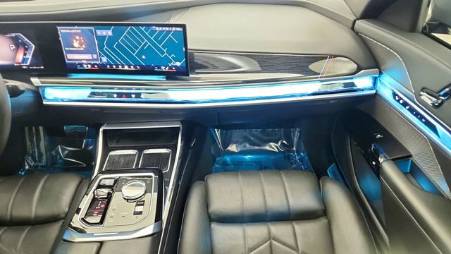 Used 2024 BMW 740i xDrive w/ Premium Package image 40