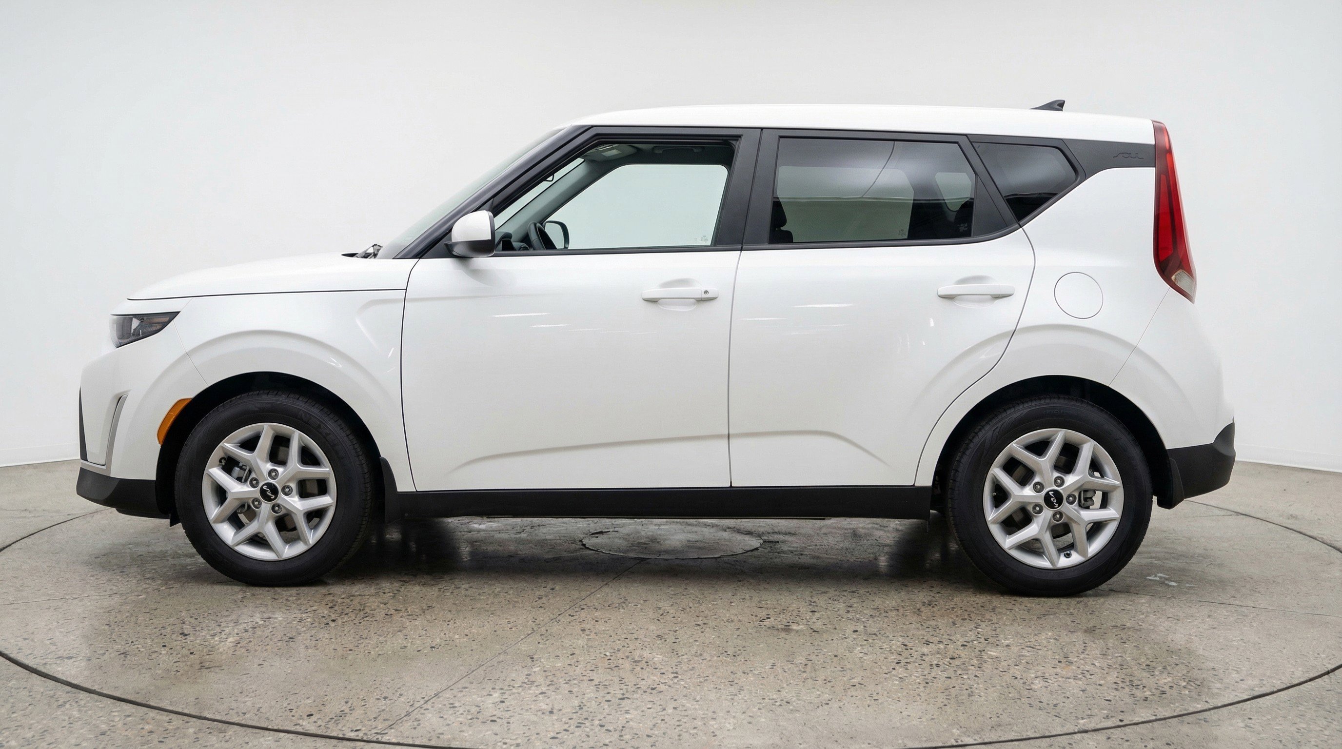 Used 2025 Kia Soul LX w/ LX Technology Package FWD image 5