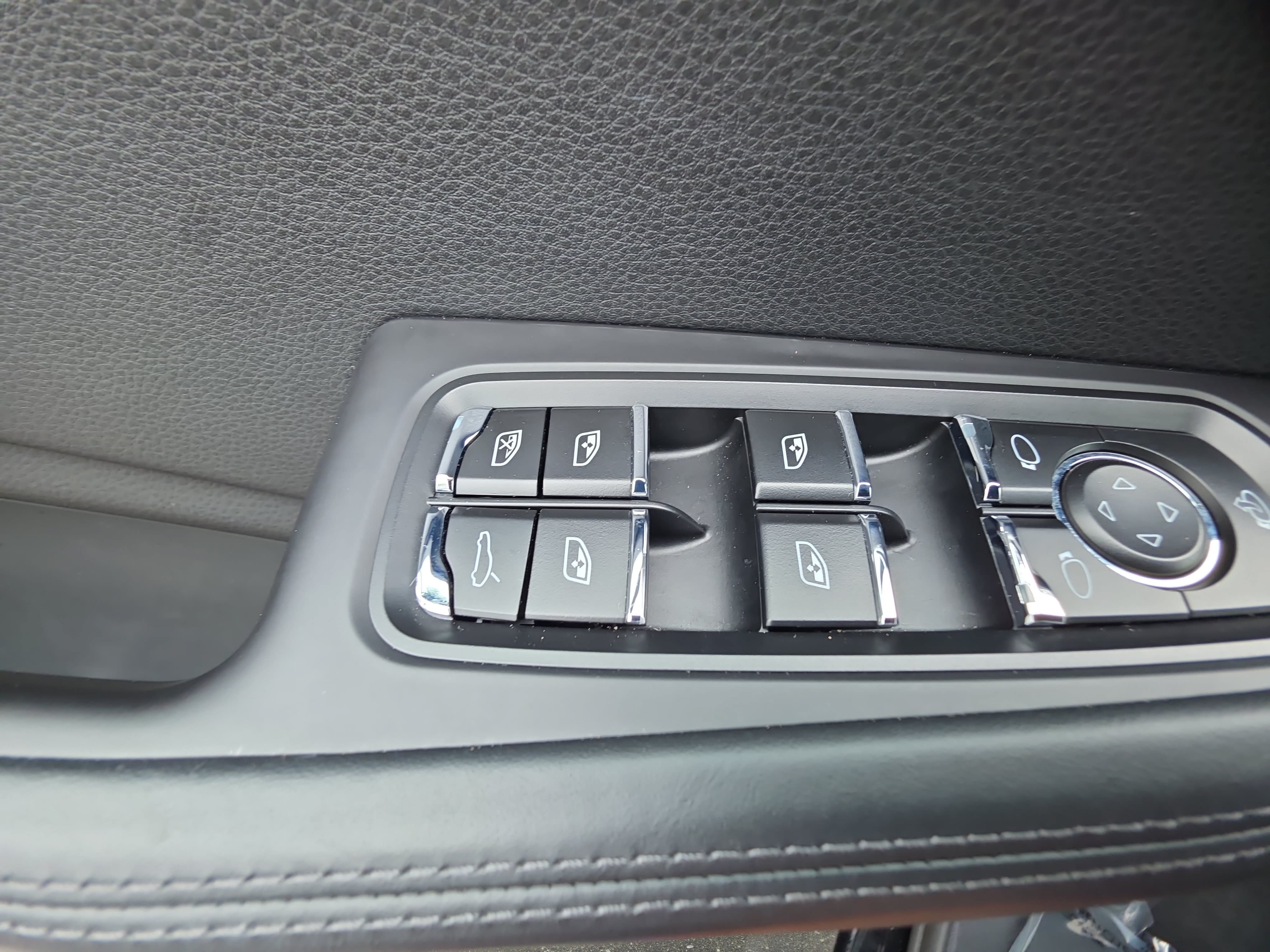 Used 2023 Porsche Macan Turbo AWD/4WD image 13