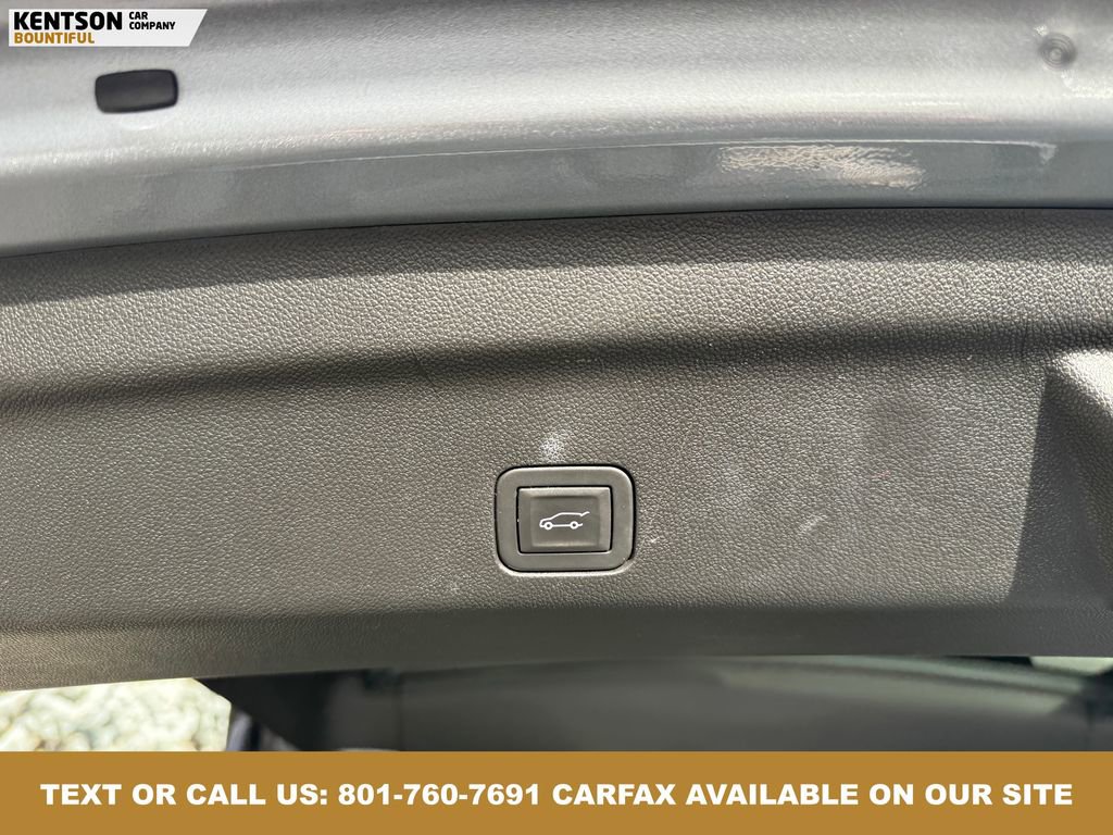 Used 2025 Chevrolet Suburban Z71 image 35