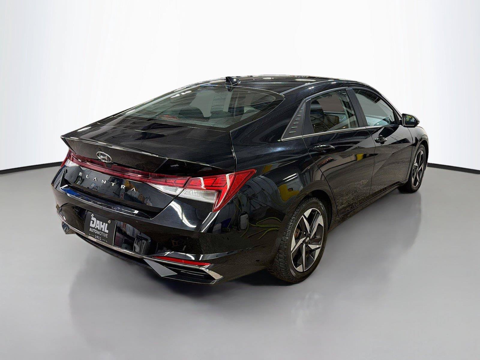 Used 2021 Hyundai Elantra SEL w/ Convenience + Premium Package FWD image 12