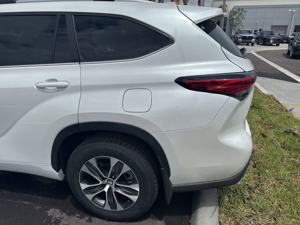 Used 2023 Toyota Highlander XLE AWD/4WD image 6