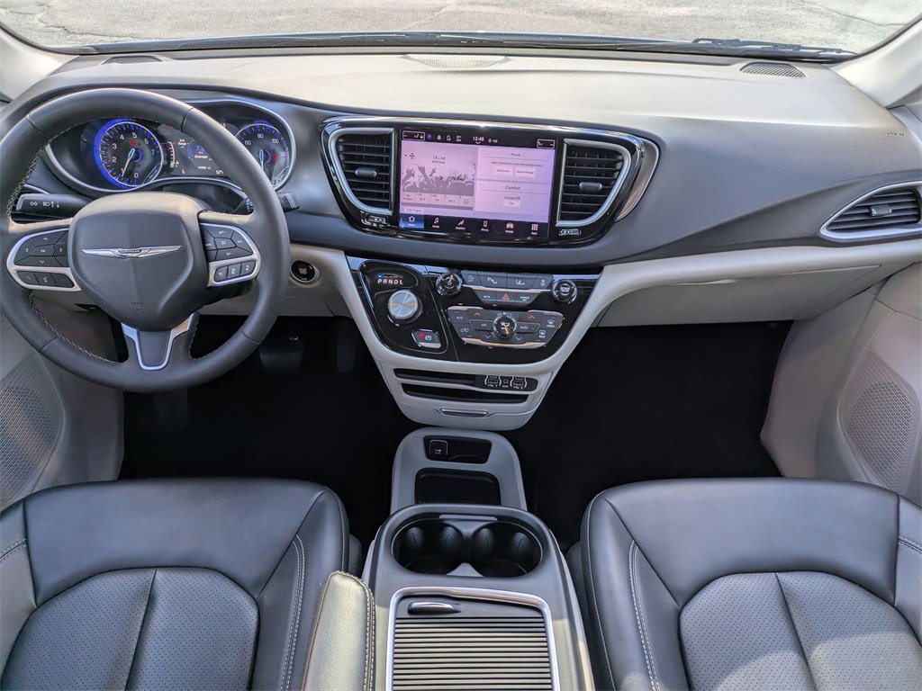 Used 2024 Chrysler Pacifica Touring-L image 18