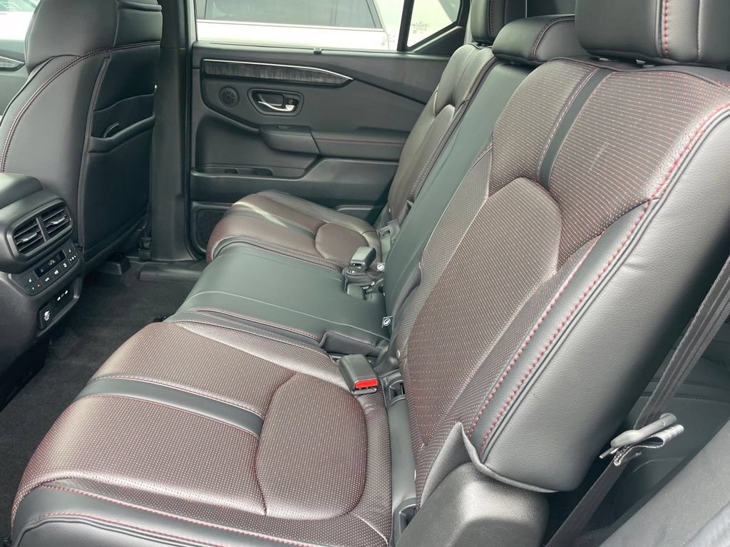 Used 2025 Honda Pilot Black Edition image 8