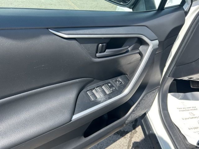 Used 2021 Toyota RAV4 LE image 14