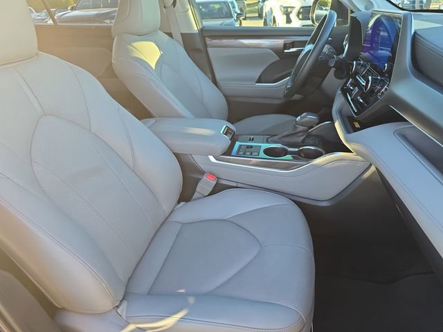 Used 2023 Toyota Highlander Limited image 10
