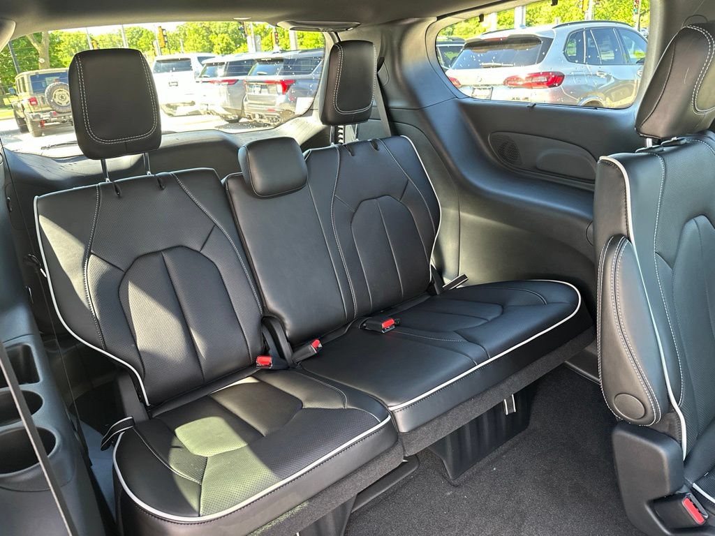New 2027 Chrysler Pacifica Limited FWD image 19