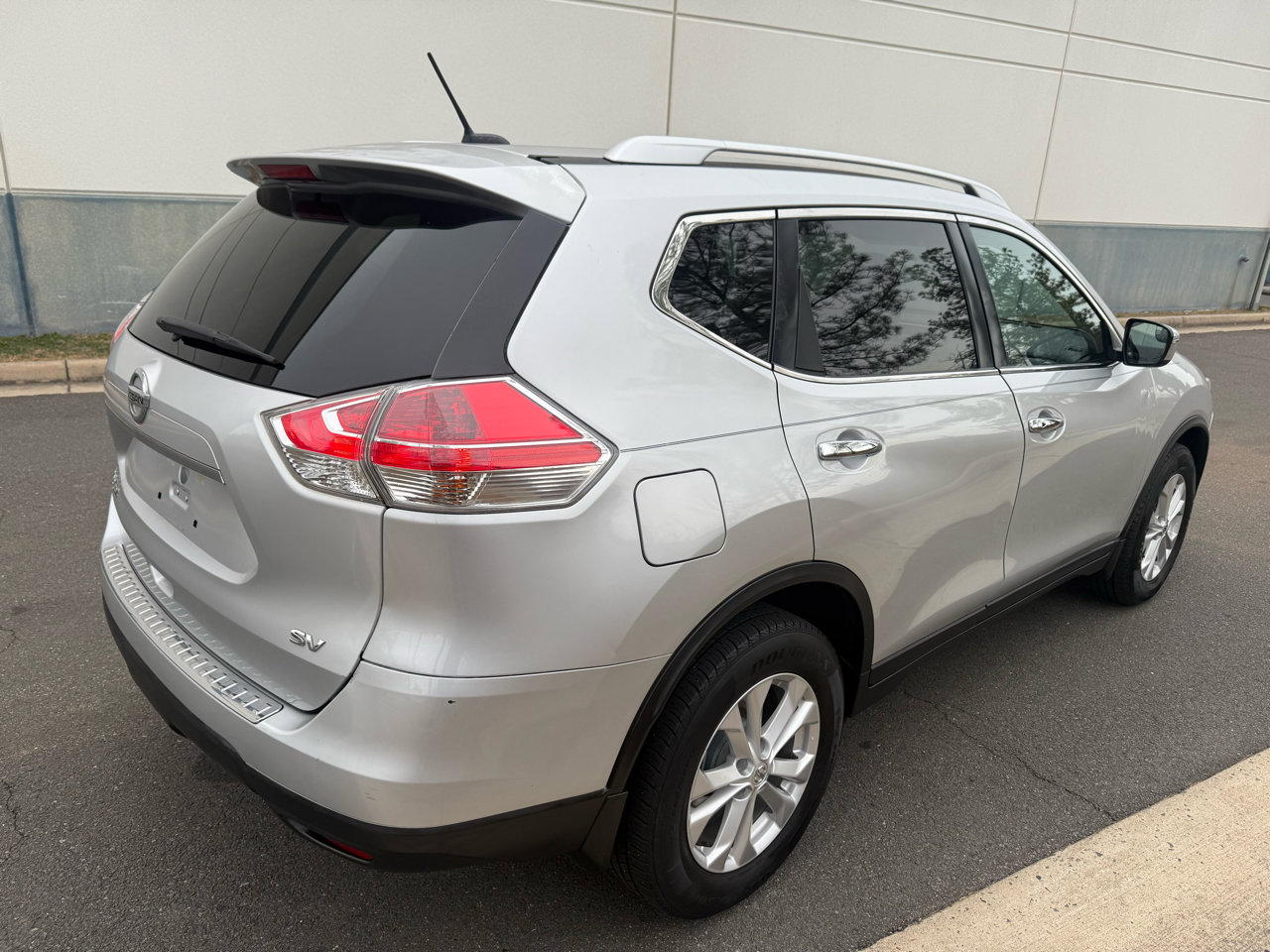 Used 2016 Nissan Rogue SV image 4