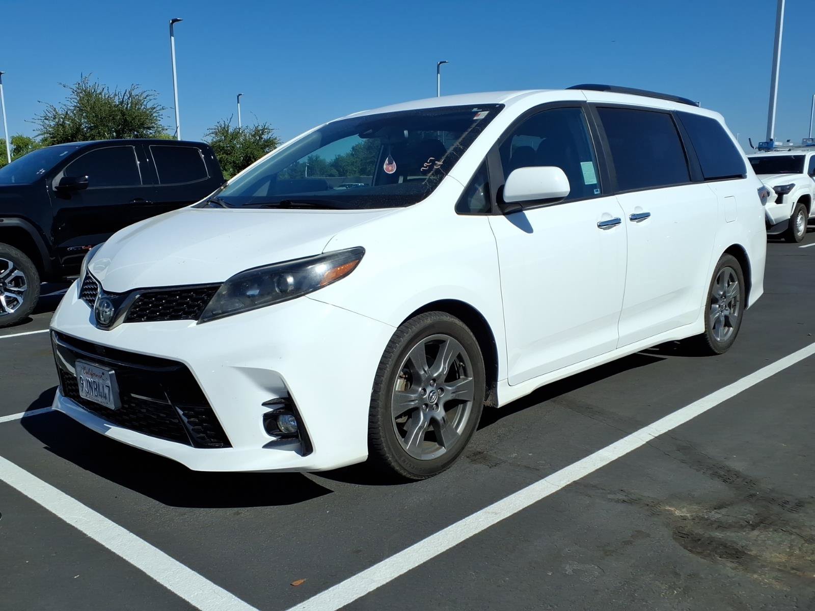 Used 2020 Toyota Sienna SE w/ Carpet Mat Package FWD image 2