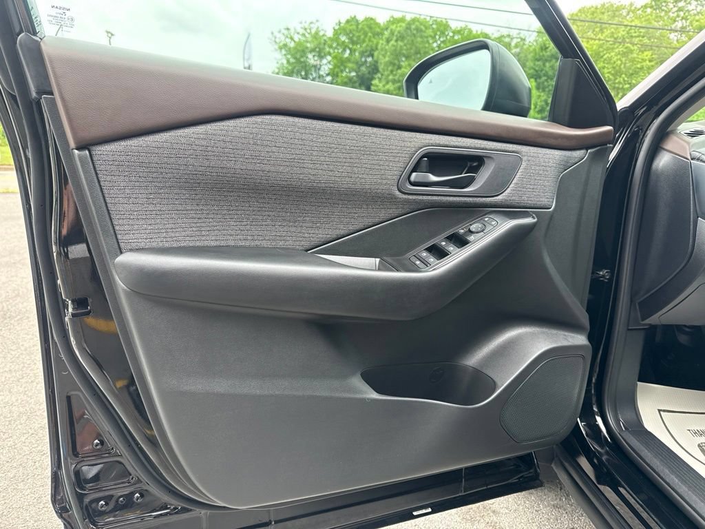 Used 2023 Nissan Rogue S AWD/4WD image 18