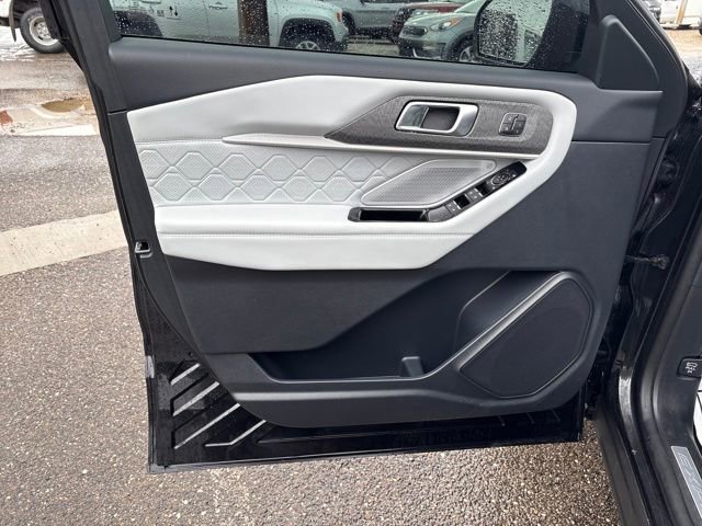 Used 2025 Ford Explorer Platinum w/ Ultimate Package image 7