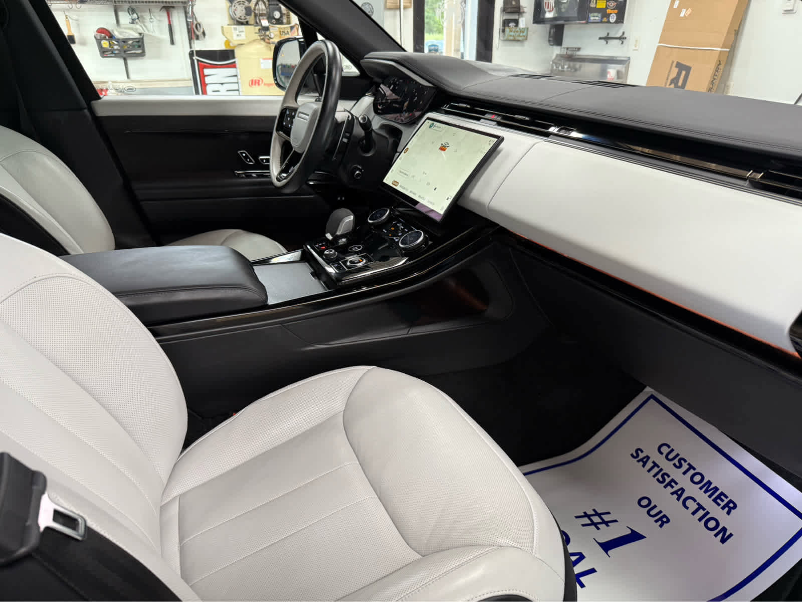 Used 2023 Land Rover Range Rover Sport SE Dynamic image 31