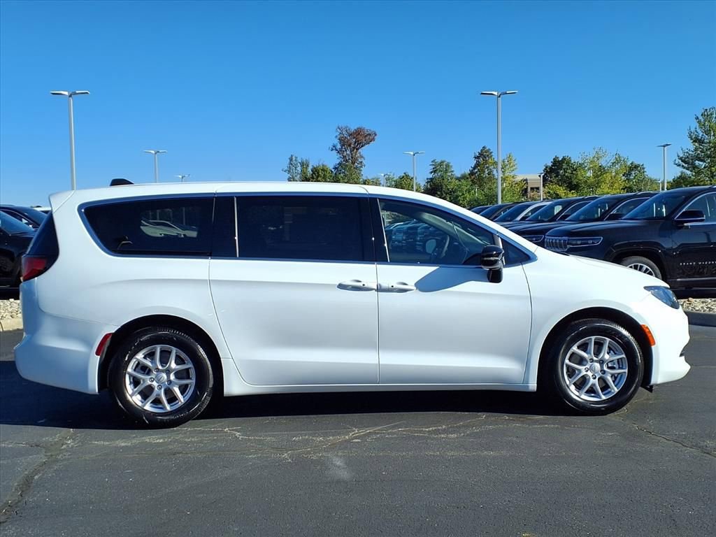 New 2026 Chrysler Voyager LX image 8
