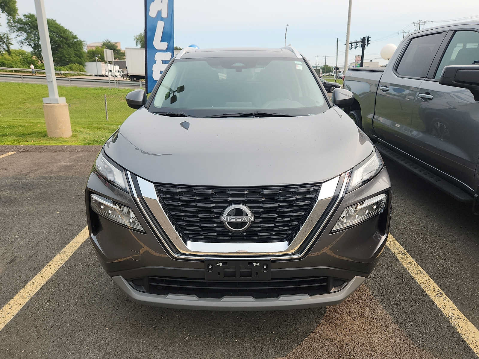 Used 2023 Nissan Rogue SV w/ SV Premium B Package AWD/4WD image 2