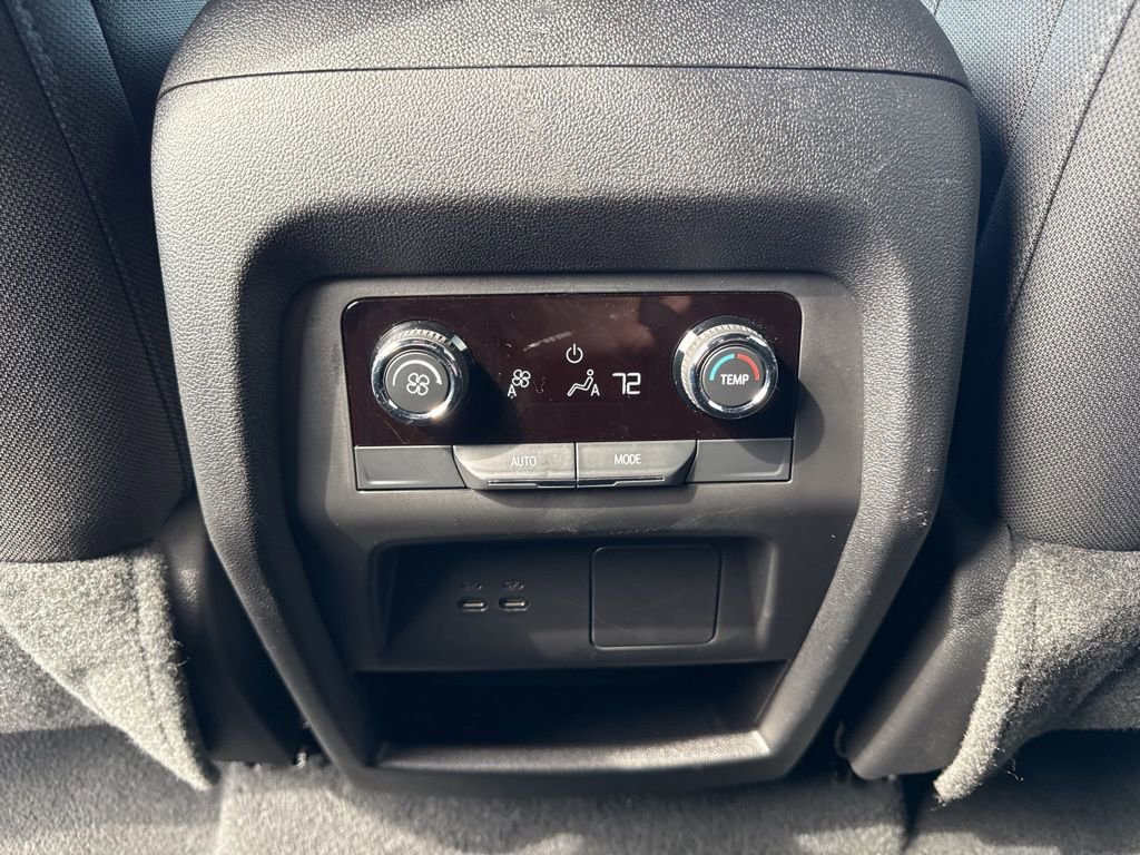 Used 2025 Chevrolet Traverse LT image 12