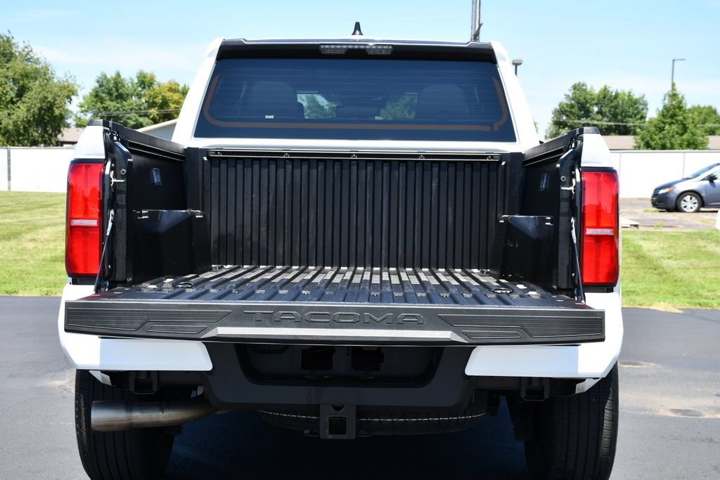 Used 2025 Toyota Tacoma SR5 AWD/4WD image 34