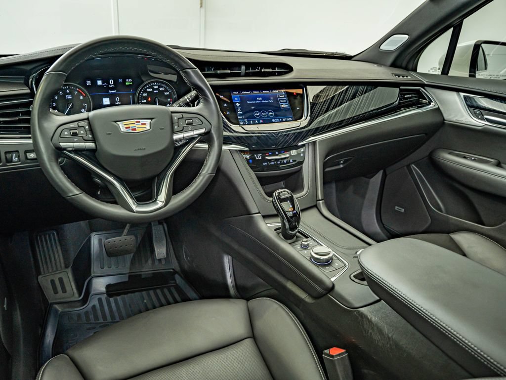 Used 2025 Cadillac XT6 Premium Luxury w/ Technology Package AWD/4WD image 30