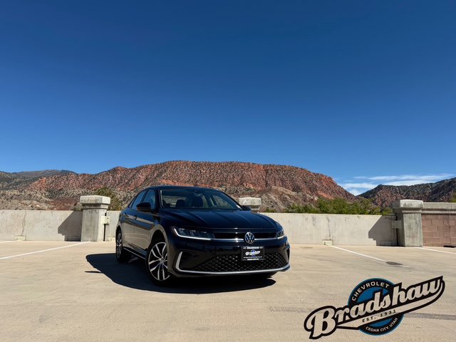 Used 2025 Volkswagen Jetta SE FWD image 2