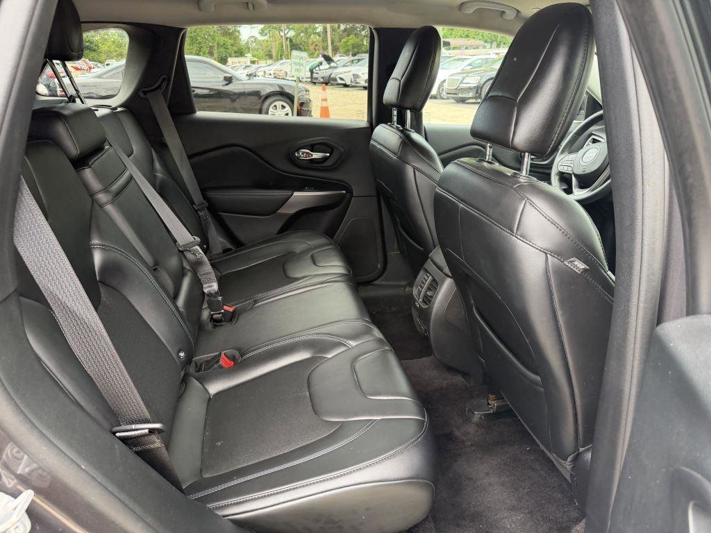 Used 2019 Jeep Cherokee Latitude Plus w/ Comfort/Convenience Group FWD image 14