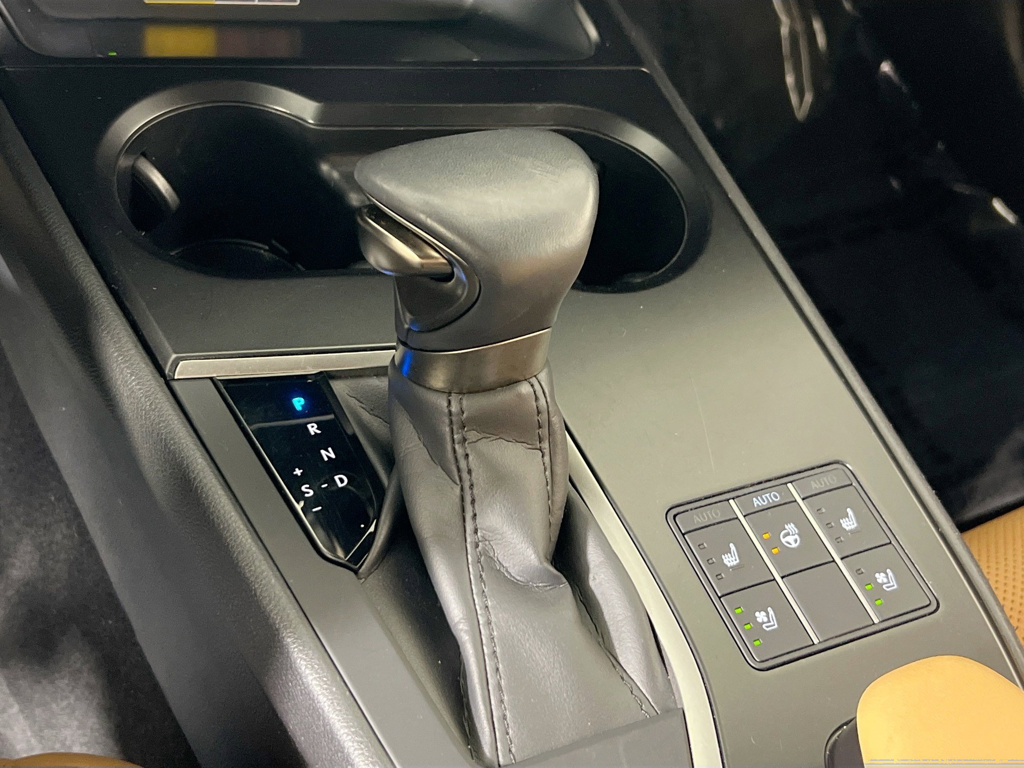 Used 2024 Lexus UX 250h AWD w/ Premium Package image 13
