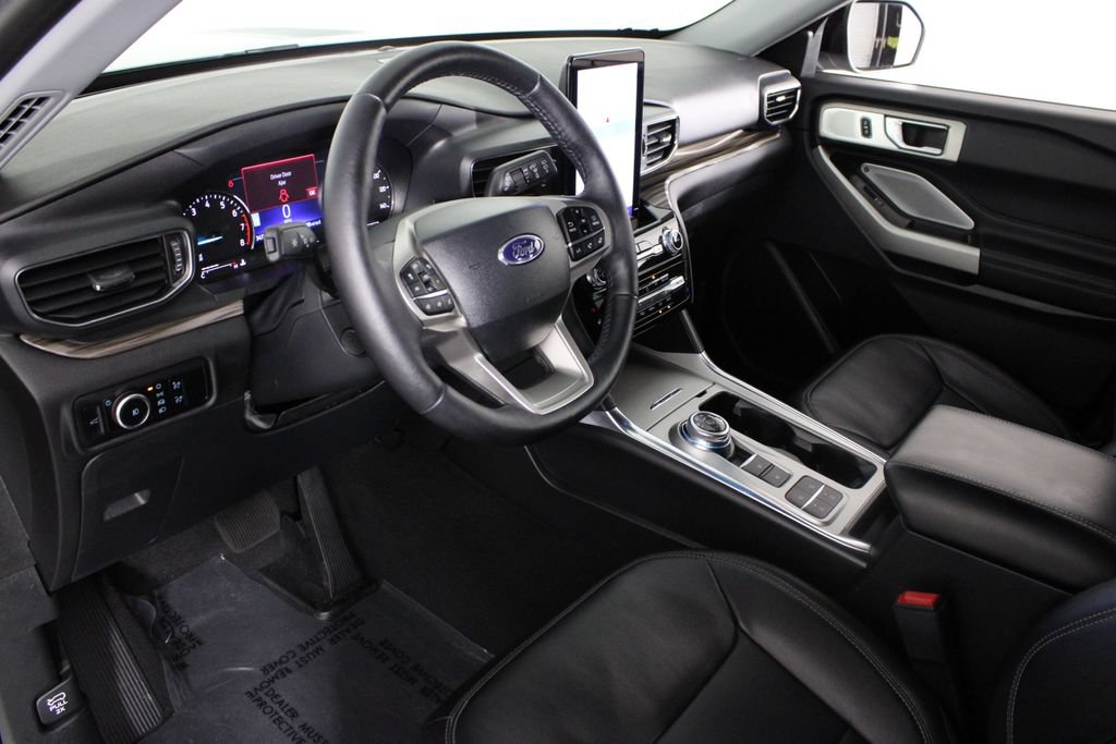 Used 2024 Ford Explorer Limited w/ Limited Technology Package RWD image 18