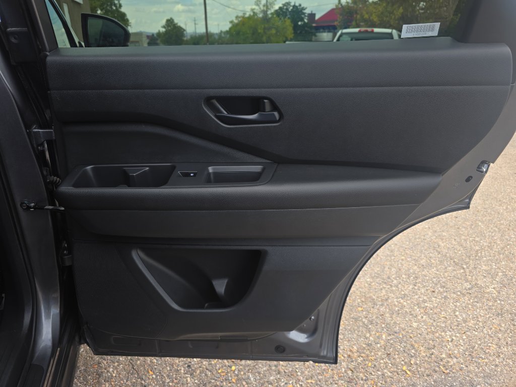 Used 2024 Nissan Pathfinder SV image 28