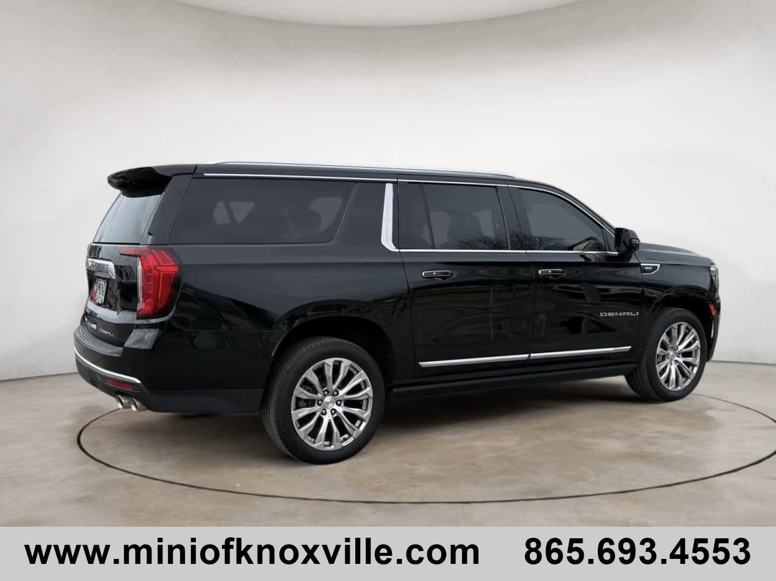 Used 2022 GMC Yukon XL Denali w/ Denali Premium Package image 3