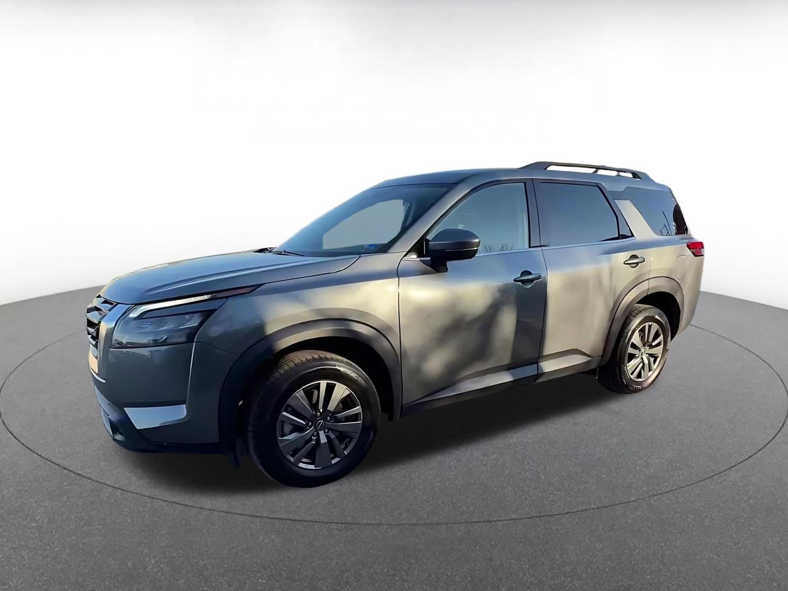 Used 2025 Nissan Pathfinder SV image 8