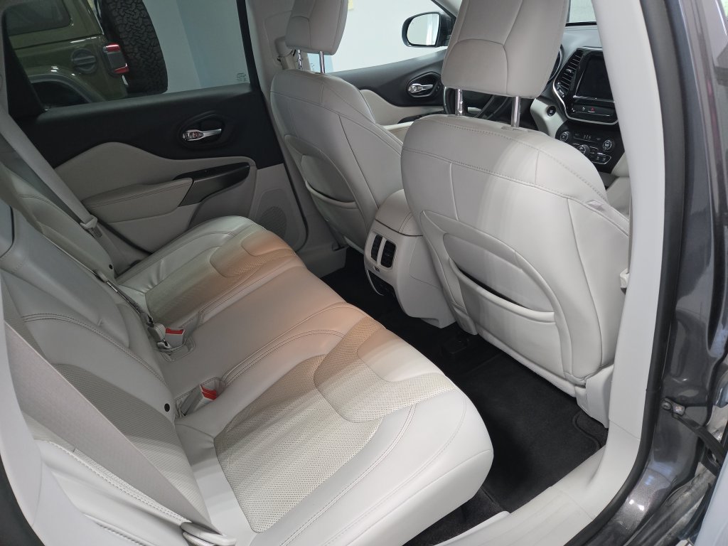 Used 2019 Jeep Cherokee Limited FWD image 16