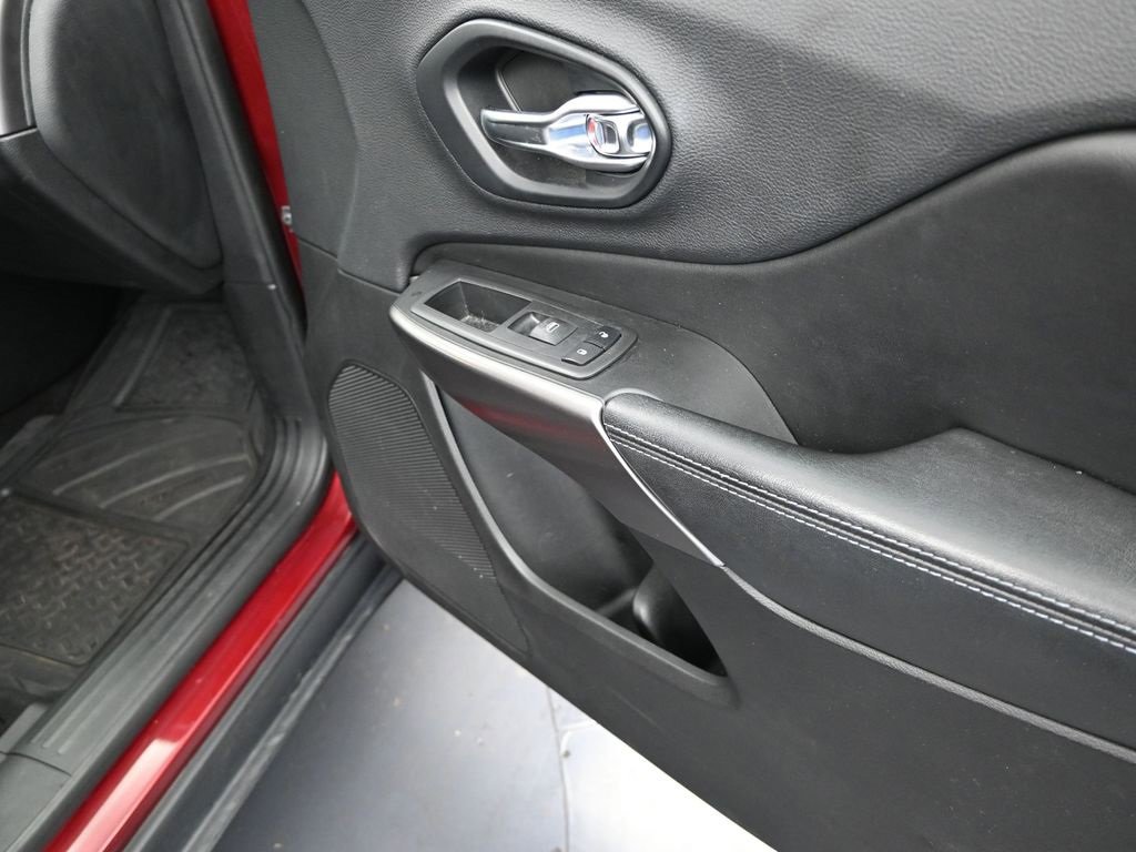 Used 2019 Jeep Cherokee Latitude w/ Popular Appearance Group image 23