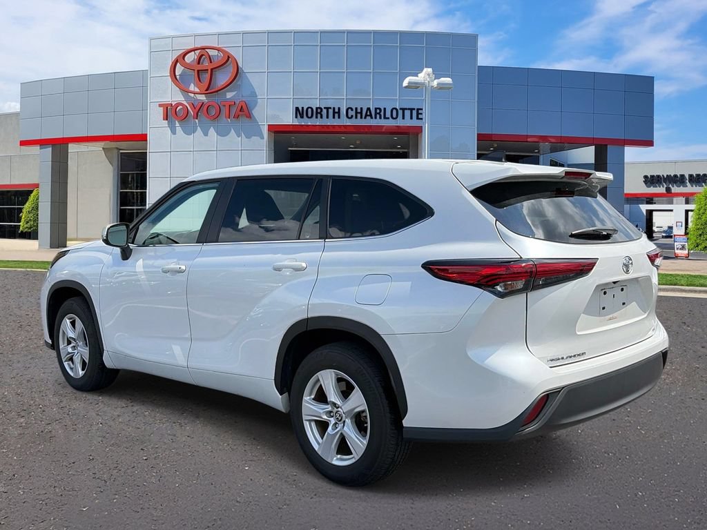 Used 2023 Toyota Highlander LE FWD image 5